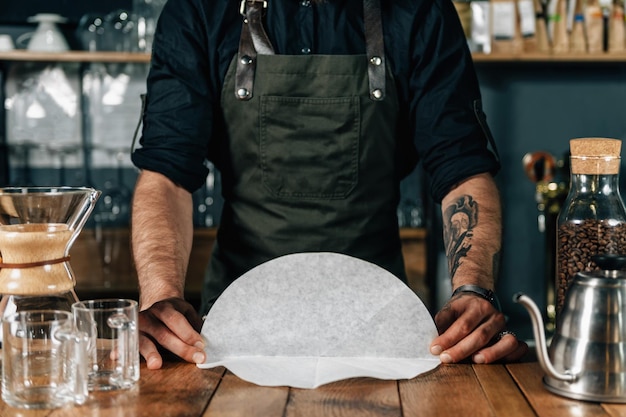 barista faisant du café