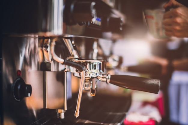 Barista faisant du café