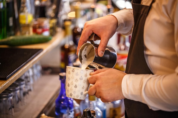 Barista faisant du cappuccino