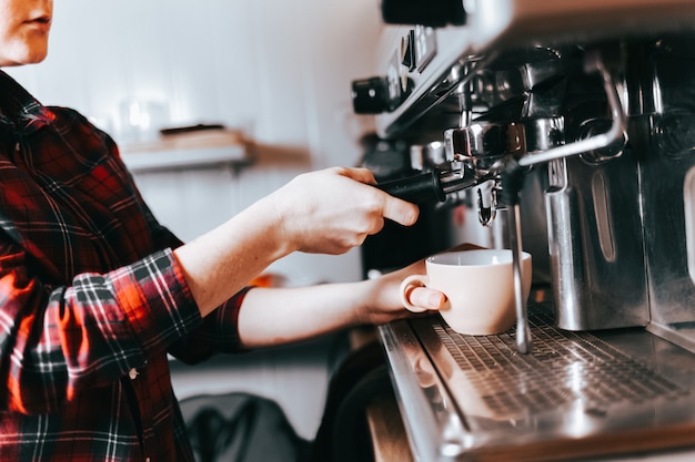 Barista fait du café aromatique.