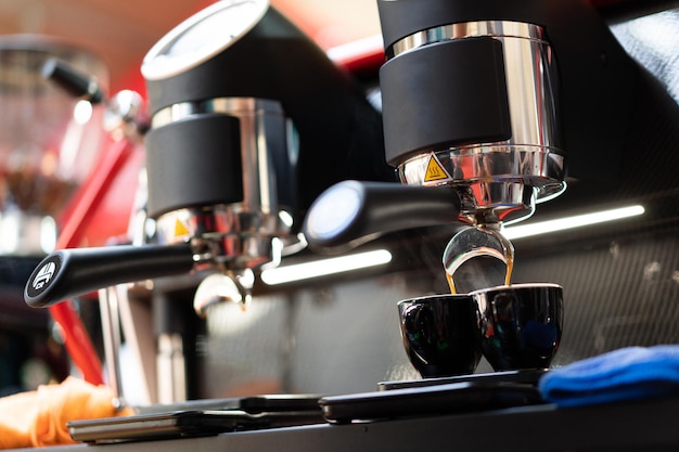 Barista fait du café dans une machine à café