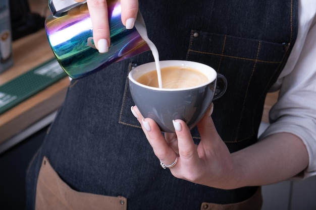 Le barista fait du latte art en forme de cœur