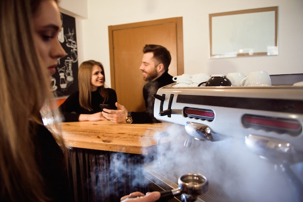 Barista femme professionnelle utilisant la machine à café.