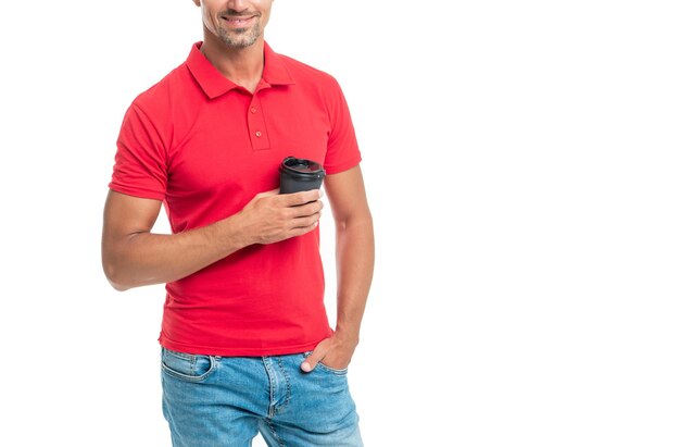 Barista heureux en t-shirt rouge décontracté tenant une tasse jetable avec du café à emporter isolé sur un café blanc