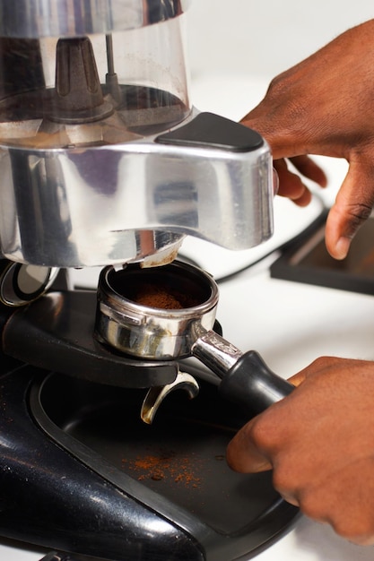 Photo barista mains café et expresso avec machine à café pour le service avec processus de brassage en gros plan restaurant boisson chaude et main avec une personne travaillant pour la préparation avec un mélange de caféine de qualité supérieure