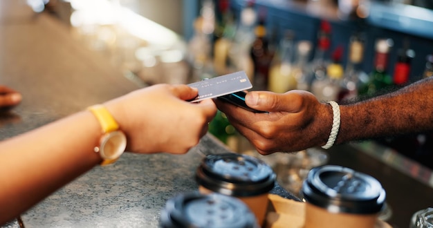 Photo barista mains et carte de crédit au café pos paiement fintech et café restaurant ou services aux petites entreprises caissier ou les mains des gens au point de vente comptoir machine et scanner pour la commande de boissons