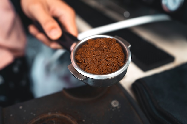 Barista Making Americano Coffee At Cafe, café de la machine