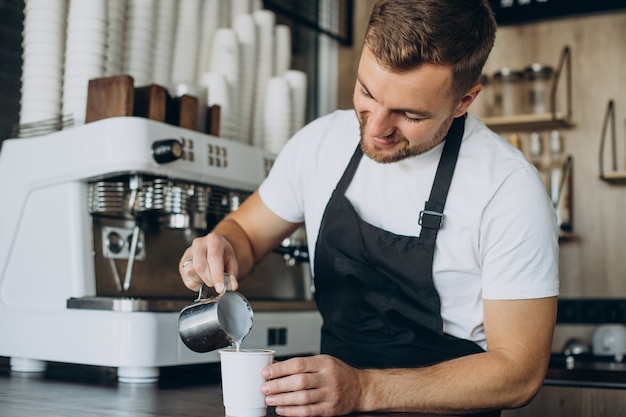 Barista masculin préparant le cappuccino dans un café