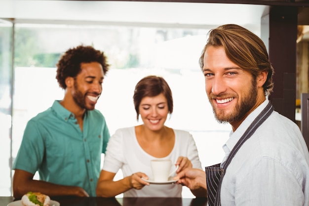 Barista parle avec deux clients