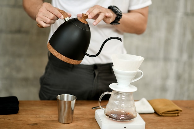 Barista préparant un café au café.