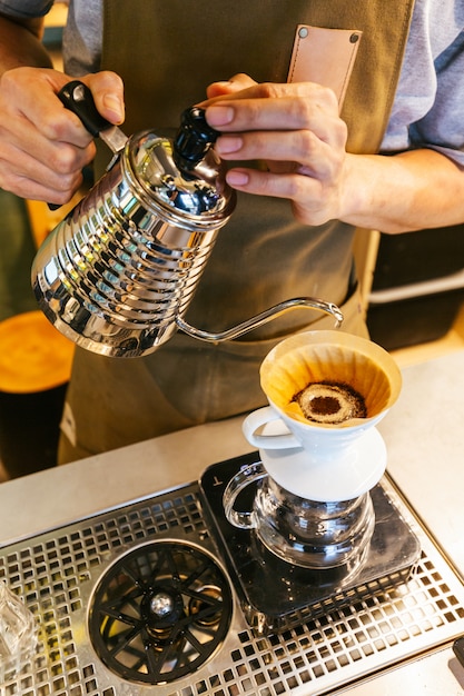 Barista préparant du café avec une méthode alternative appelée Dripping.