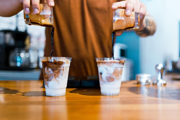 Barista préparant un latte glacé