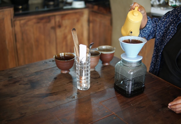 Barista Prépare Le Café Avec Une Cafetière Et Une Bouilloire Goutte à Goutte. Dégoulinant De Café Moulu Avec Filtre