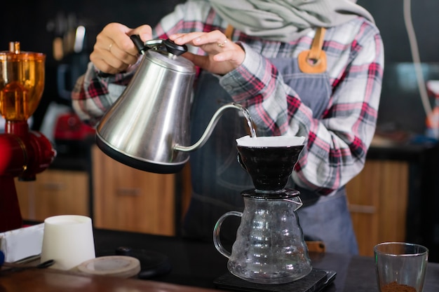 Photo barista prépare un café pour un client dans un café