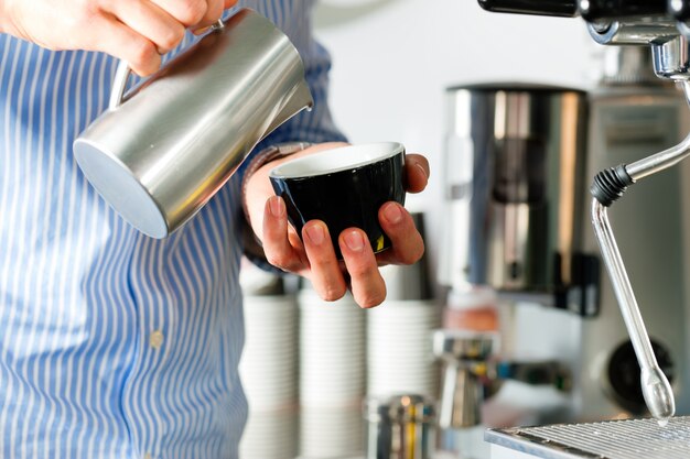 Barista prépare un cappuccino