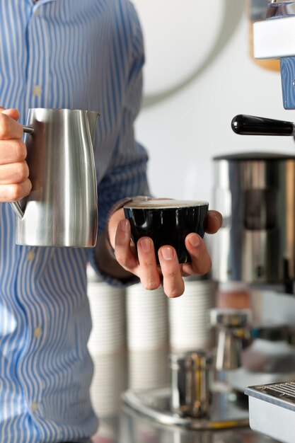 Barista prépare un cappuccino