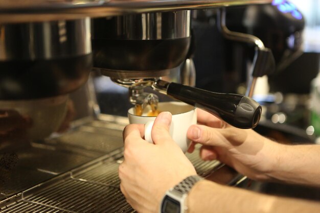 barista prépare du café dans la salle à café