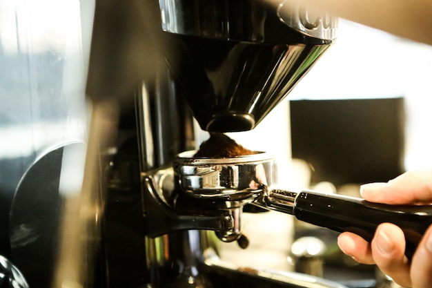 barista prépare du café dans la salle à café