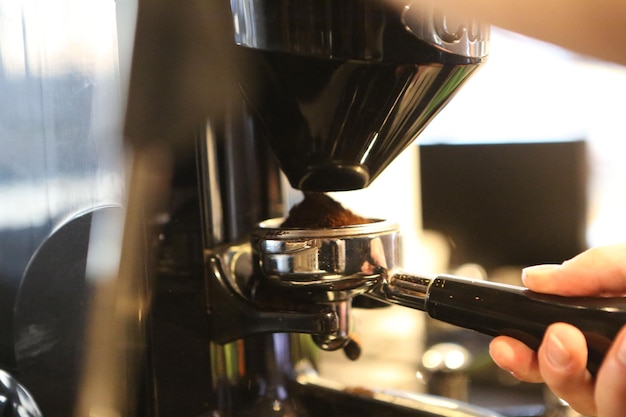 barista prépare du café dans la salle à café