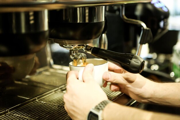 barista prépare du café dans la salle à café