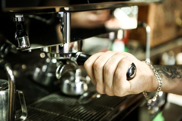 barista prépare du café dans la salle à café