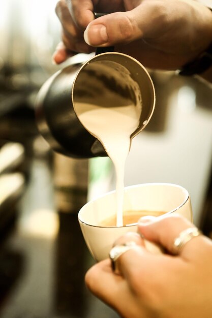 Photo barista prépare du café dans la salle à café