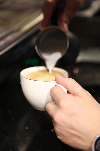 barista prépare du café dans la salle à café