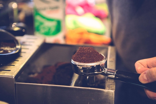 barista prépare du café dans la salle à café