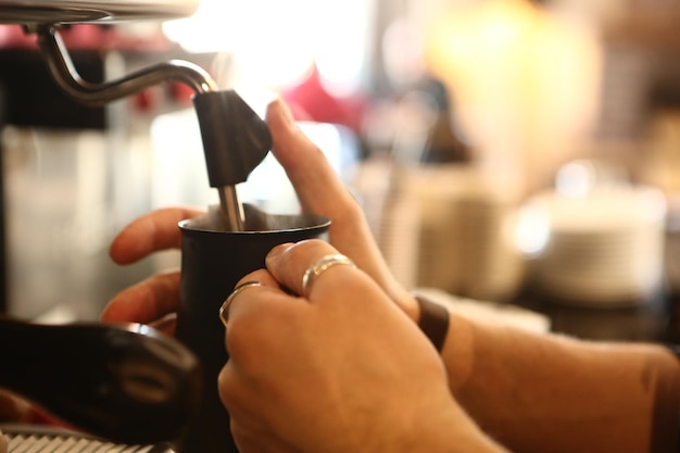 barista prépare du café dans la salle à café