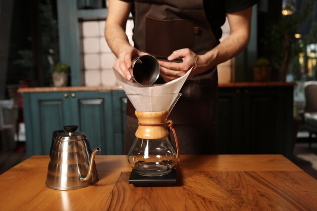 barista prépare du café dans la salle à café