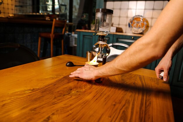 barista prépare du café dans la salle à café