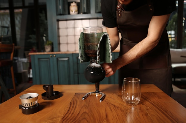 barista prépare du café dans la salle à café