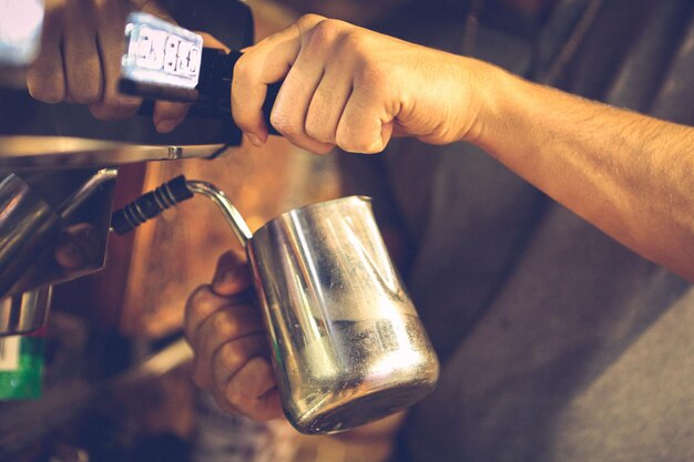 barista prépare du café dans la salle à café