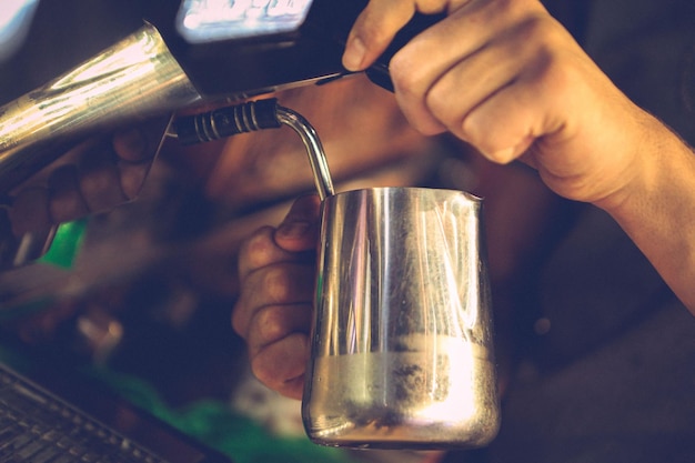 barista prépare du café dans la salle à café