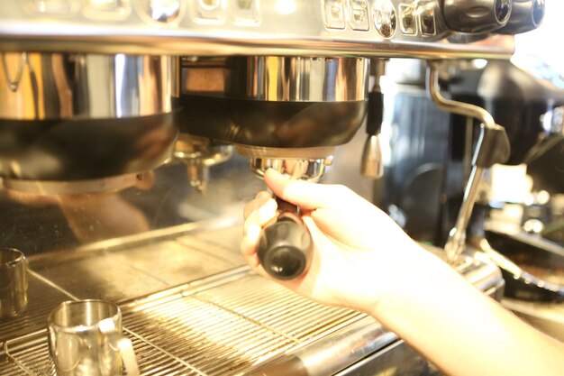 Photo barista prépare du café dans la salle à café