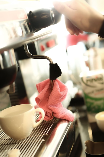 barista prépare du café dans la salle à café