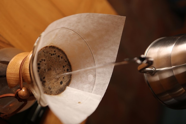 barista prépare du café dans la salle à café