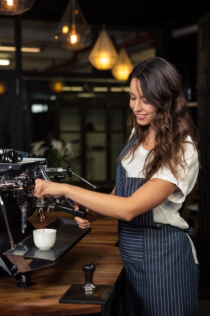 Photo barista prépare du café avec une machine