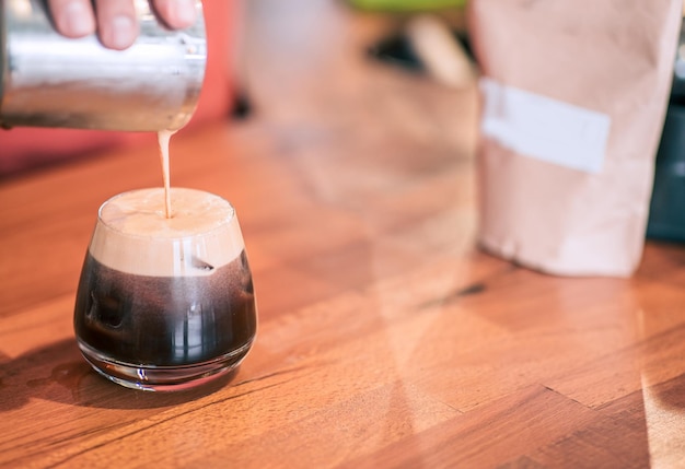 Barista prépare une infusion froide dans un café au design vintage Vue détaillée en gros plan avec espace pour copie