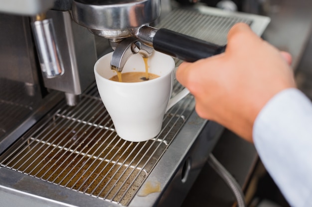 Barista prépare une tasse de café