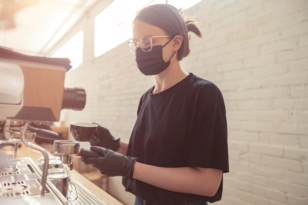 Barista professionnel faisant un service de café et de restauration