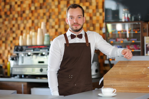 Un barista avec une tasse de café chaud