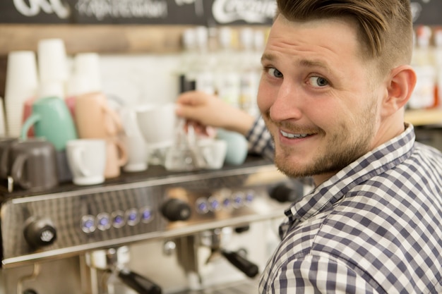 Barista travaillant dans son café