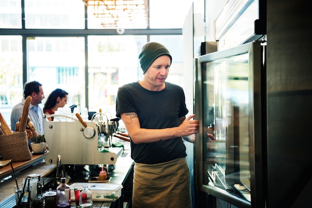 Un barista travaille dans un café