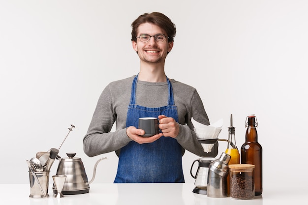 Barista, travailleur de café et concept de barman.