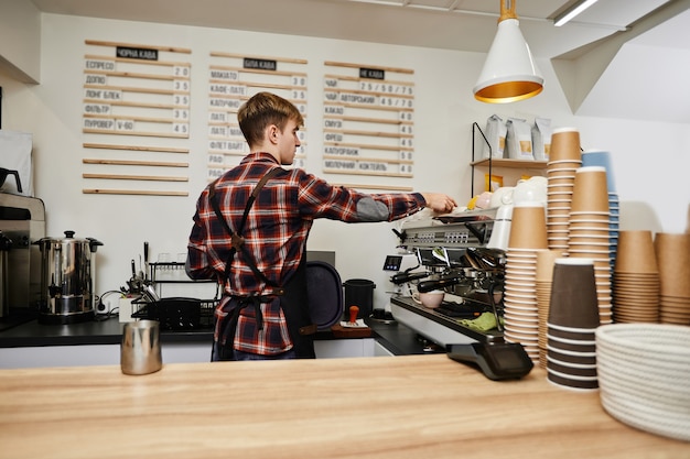 Photo barista utilisant une machine à café pour faire du café