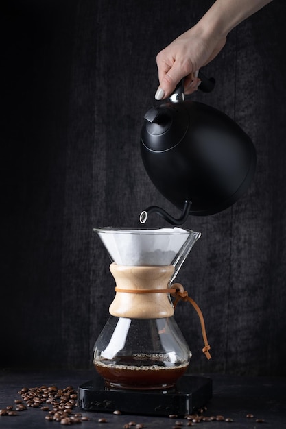 Barista versant du café avec chemex