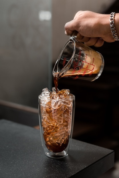 Barista, verser le café en verre