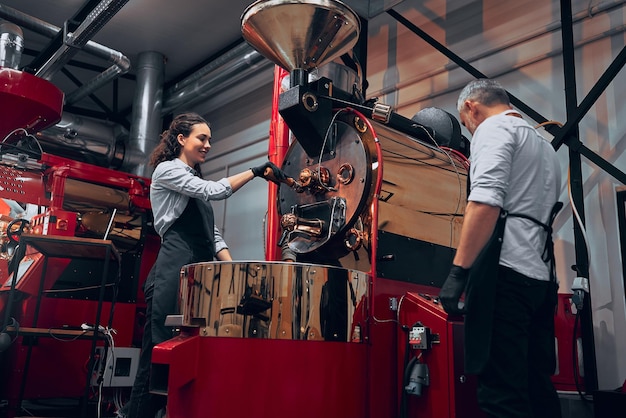 Baristas créant du café dans la machine à café moderne Angle bas