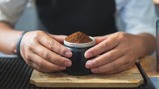 Les baristas préparent des grains de café chauds dans une tasse pour faire du café à la vapeur Concept de café dans un café pour boire de petites entreprises